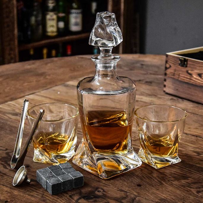 weten zout Master diploma Twisted Whiskey Decanter voor € 47,95 | MegaGadgets