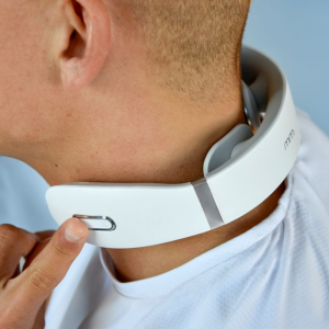 Electromagnetic Neck Massager om de nek van een persoon